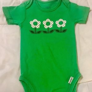 GERBER 3-6M ONESIES WITH THREE FLOWERS/ WHITE/NAVY